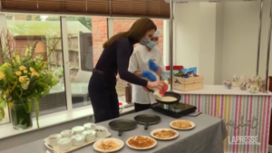 Kate Middleton fa le frittelle per carnevale in una casa di riposo