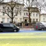 Regno Unito, bandiera ucraina dipinta fuori dall’ambasciata russa