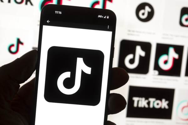 TikTok, Ue chiede a dipendenti di disinstallare app