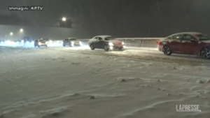 Usa, tempesta di neve a Portland: traffico in tilt e voli cancellati