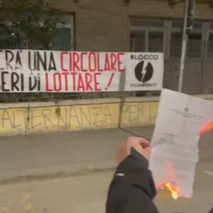 Liceo Firenze, striscione Blocco Studentesco e lettera in fiamme