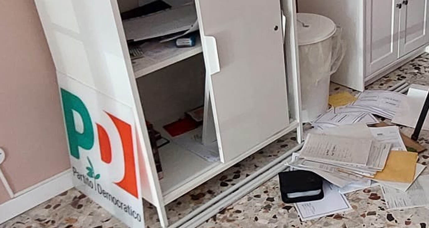 Pd, sfondata porta circolo a Pioltello Pd, sfondata porta circolo a Pioltello