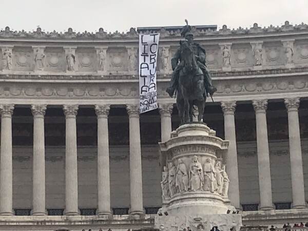 Cospito, striscione e fumogeni ad Altare della Patria