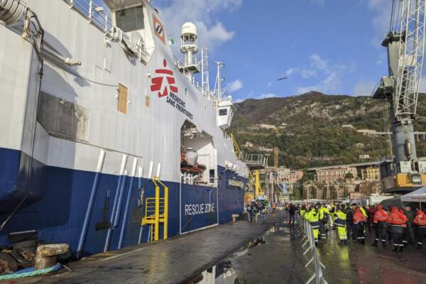 La nave Geo Barents ormaggiata a Salerno