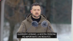 Ucraina, Zelensky ricorda soldati morti: “Gloria agli eroi”