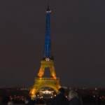 Ucraina, la Tour Eiffel illuminata di giallo e blu