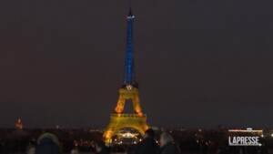 Ucraina, la Tour Eiffel illuminata di giallo e blu