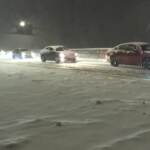 Portland, tempesta di neve: traffico in tilt e in città si scia