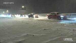 Portland, tempesta di neve: traffico in tilt e in città si scia