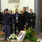 Costanzo, l’arrivo di Maria De Filippi alla camera ardente