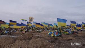 Ucraina, nel cimitero di Kharkiv le tombe si moltiplicano