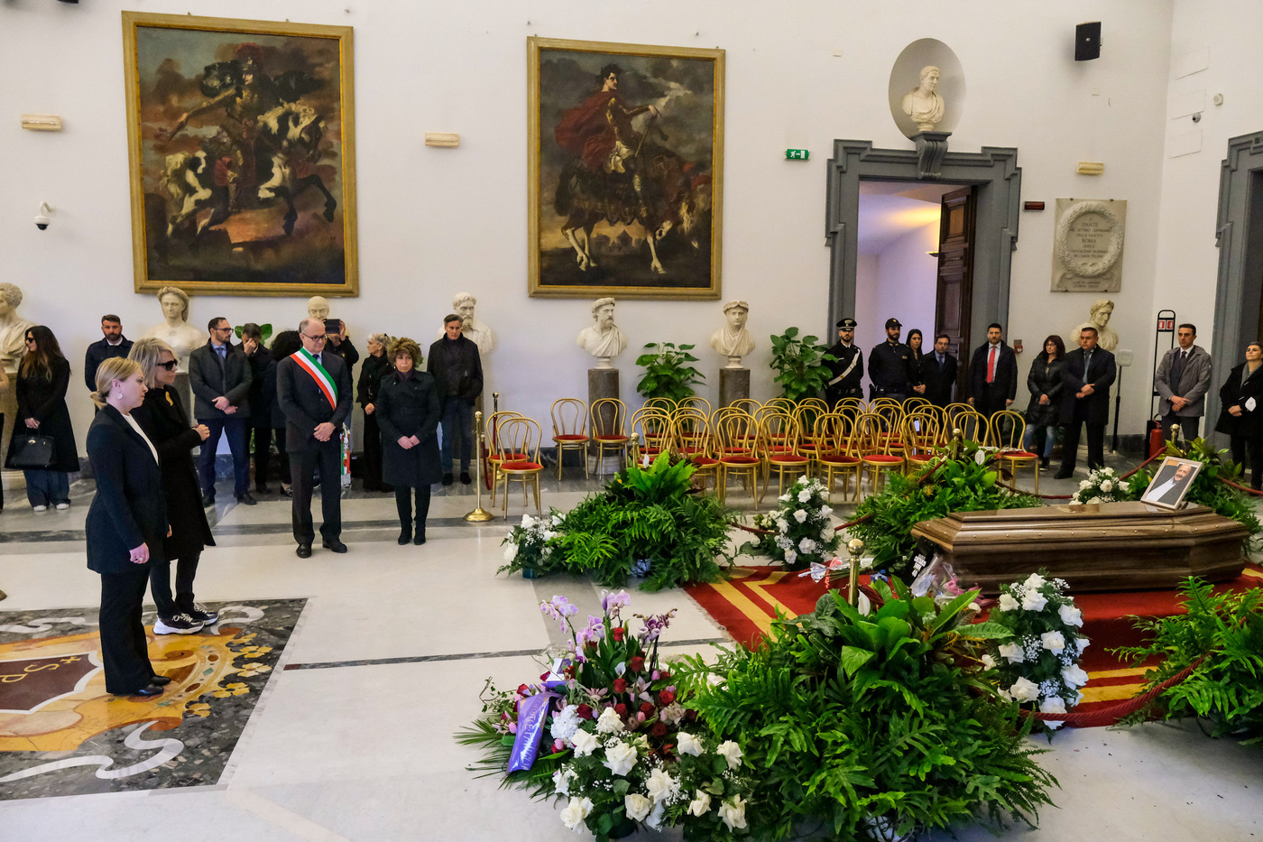 Costanzo, in centinaia per ultimo saluto