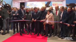 Francia, Macron inaugura Salone dell’Agricoltura di Parigi