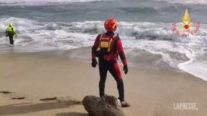 Migranti, naufragio Crotone: vigili del fuoco cercano dispersi