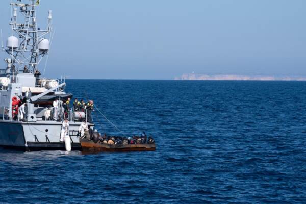 La NGO Aita Mari soccorre dei migranti al largo di Lampedusa