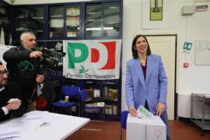 Elly Schlein vota a Bologna per le primarie del Pd