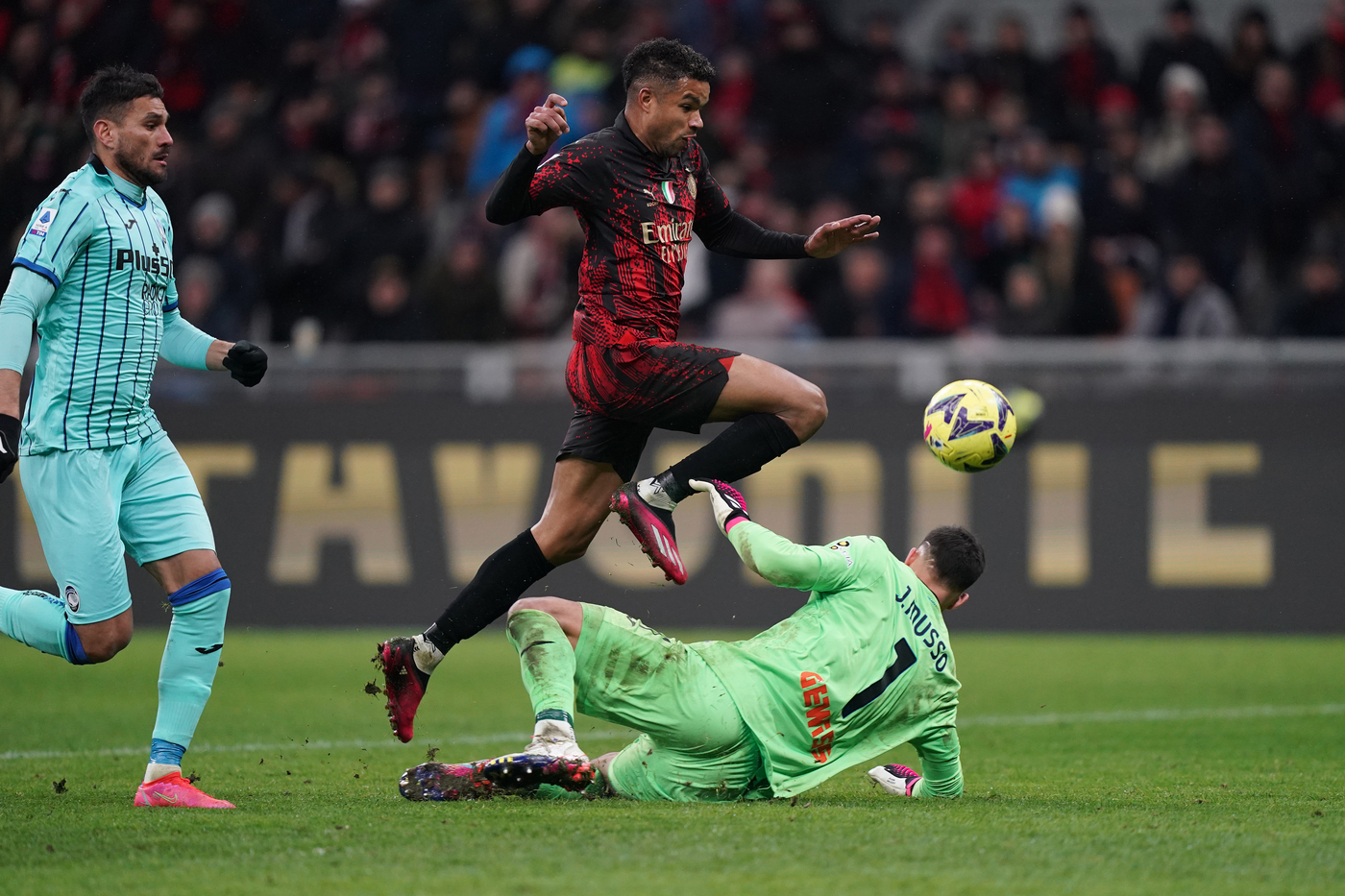 Milan-Atalanta 2-0, rossoneri agganciano l’Inter Milan-Atalanta 2-0, rossoneri agganciano l’Inter