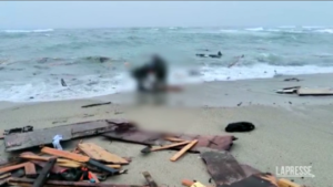 Migranti, naufragio Crotone: i corpi restituiti dal mare