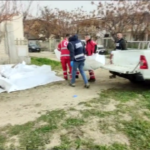Migranti, i cadaveri coperti da teli bianchi a Cutro