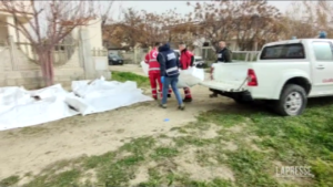 Migranti, i cadaveri coperti da teli bianchi a Cutro