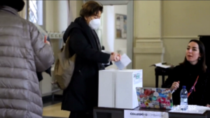 Pd, il voto per le primarie a Milano