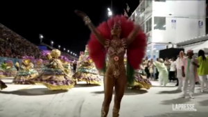 Brasile, scuole di samba a sfilata Carnevale di Rio