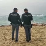 Migranti, barcone si spezza nel Crotonese: morti
