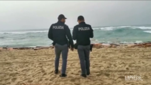 Migranti, barcone si spezza nel Crotonese: morti