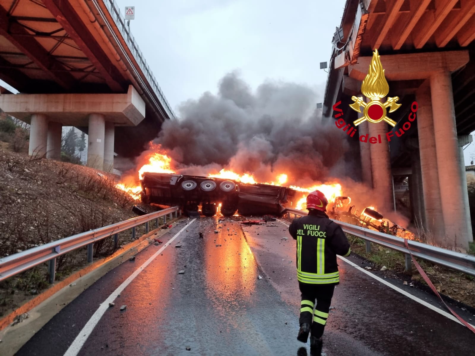 Firenze, tir giù da viadotto A1: morto autista