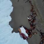 Migranti, i resti del barcone naufragato a Cutro: le immagini dall’alto