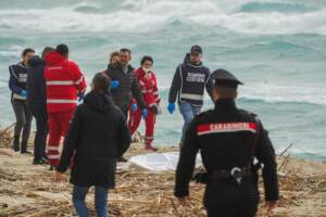 Naufragio barcone migranti a Cutro nel crotonese con morti e dispersi