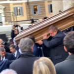 Maurizio Costanzo, feretro esce dalla chiesa sulle note del suo show