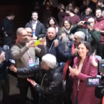 Pd, Elly Schlein canta ‘Bella ciao’
