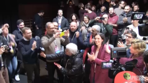 Pd, Elly Schlein canta ‘Bella ciao’