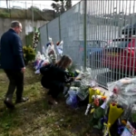 Migranti, naufragio Crotone: mazzi di fiori per vittime