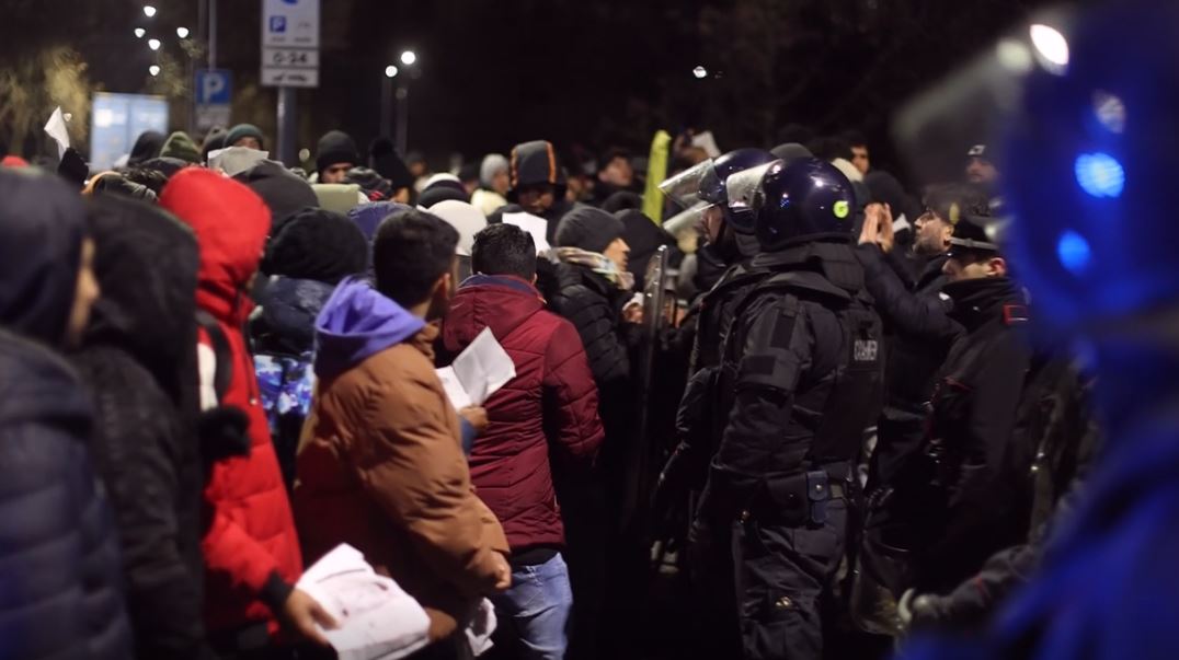 Milano, caos a ufficio stranieri: acceso anche falò Milano, caos a ufficio stranieri: acceso anche falò
