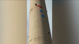 Portovesme, operai in protesta su una ciminiera a 100 metri di altezza