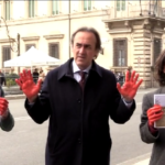 “Avete le mani sporche di sangue”, il flash-mob dei Verdi