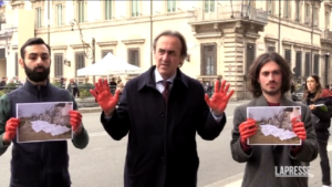 “Avete le mani sporche di sangue”, il flash-mob dei Verdi