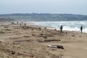 Strage di migranti in Calabria, i soccorsi sul luogo della tragedia