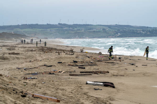 Strage di migranti in Calabria, i soccorsi sul luogo della tragedia