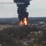 Usa, treno deragliato in Ohio: polemiche per nube tossica