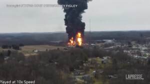 Usa, treno deragliato in Ohio: polemiche per nube tossica