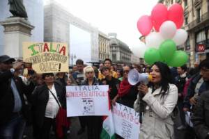 Milano, presidio e flash mob per sostenere la legge sulla cittadinanza - ius soli