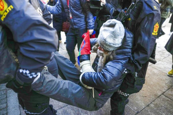 Norvegia, Greta Thunberg portata via da polizia durante protesta