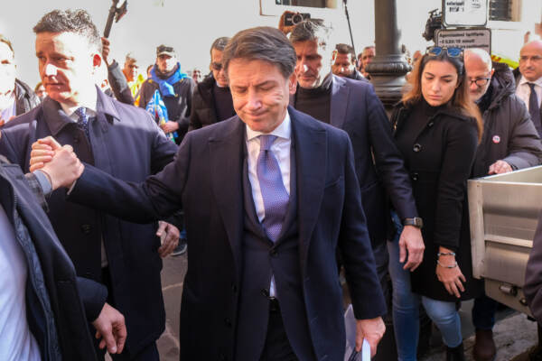 Giuseppe Conte porta al Governo una petizione dei lavoratori dell’edilizia contro la sospensione del super bonus 100%