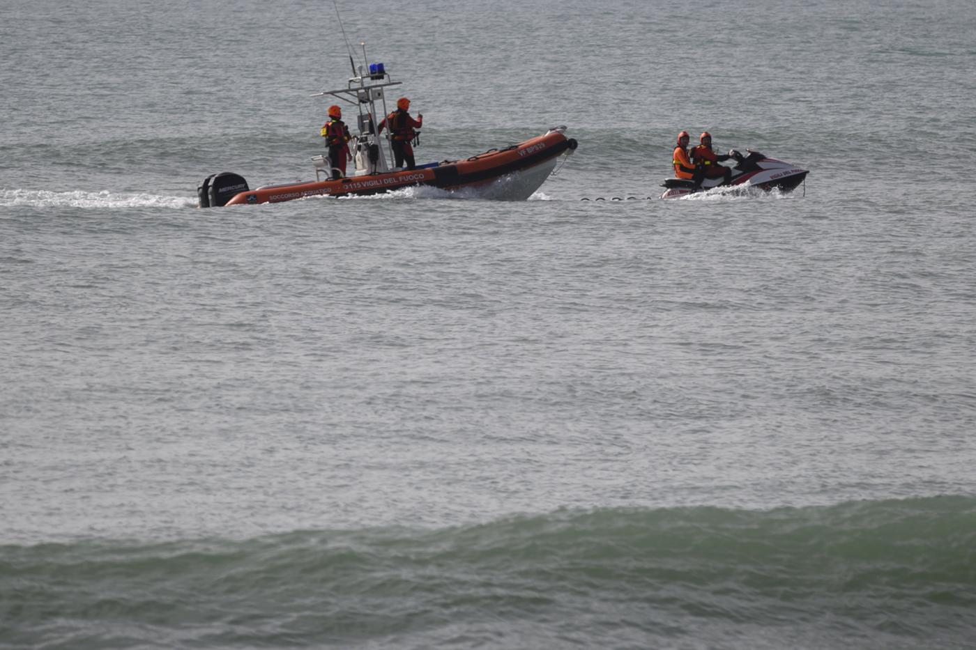 Naufragio Crotone, aperta inchiesta sui soccorsi. Trovato un altro cadavere