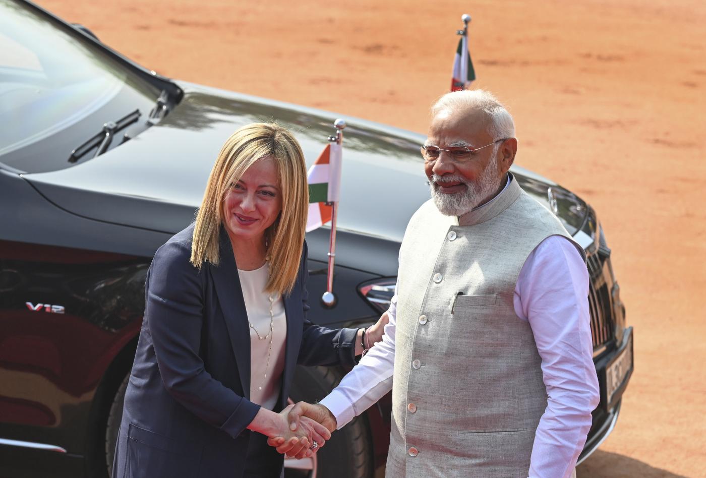 Meloni in India, accolta da Modi: “Rafforzeremo relazioni bilaterali”