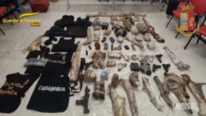 Napoli, arsenale nascosto nel pavimento di un garage