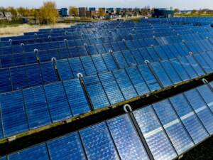 Parco solare con pannelli solari per fornire energia a 80.000 famiglie ad Almere